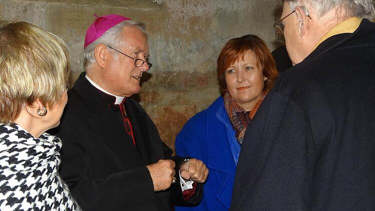 Der Würzburger Bischof suchte das Gespräch mit der Bevölkerung.Foto: Johanna Eckert