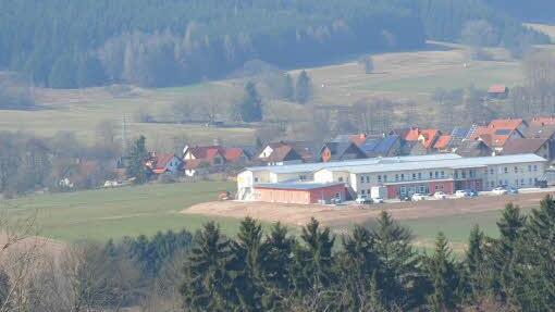 Das neue ASB Seniorenzentrum thront wie eine Krone über den Haßlachtal und ermöglicht den Bewohnern von ihren Zimmern aus einen weiten Panoramablick ins Haßlachtal und auf die angrenzenden Berge.
