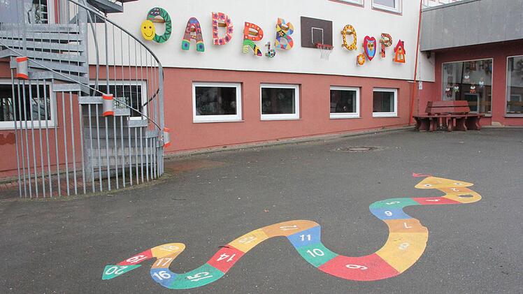 An der Schule Johannisthal wurde in den vergangenen Jahren viel gemacht: Feuertreppe, bunte Pausenspiele auf dem Hof und viel Farbe haben sie zur Schule mit Herz und Verstand gemacht.  Foto: Friedwald Schedel