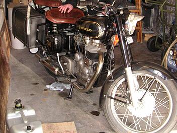 Häufig bastelte Josef Wunder in den Jahren 2000 bis 2005 an seiner Oldtimer-BMW, bis sie in vollem Glanz erstrahlte. Jetzt, auf seine alten Tage, freut er sich sein Prunkstück, seine "Wunder-BMW" ab und zu ausfahren zu können. Foto: Helmut Will