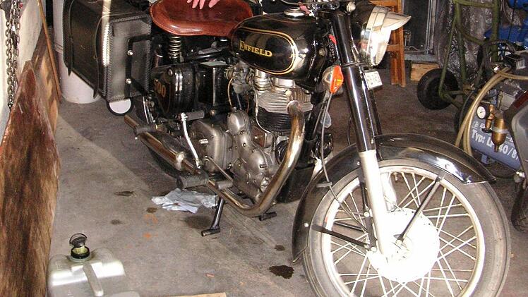 Häufig bastelte Josef Wunder in den Jahren 2000 bis 2005 an seiner Oldtimer-BMW, bis sie in vollem Glanz erstrahlte. Jetzt, auf seine alten Tage, freut er sich sein Prunkstück, seine "Wunder-BMW" ab und zu ausfahren zu können. Foto: Helmut Will