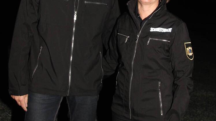 Achim Schneider und seine Frau Carmen freuen sich über die neuen "Übergangsjacken" aus Softshell-Material. Die Jacken hat Oberbürgermeister Henry Schramm spendiert. Foto: Sonja Adam