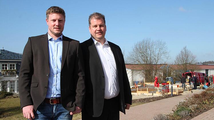 Hanse Haus-Geschäftsführer Marco Hammer (rechts) und Jan Beermann, Leiter Unternehmenskommunikation, im Musterhauspark. Foto: Ulrike Müller