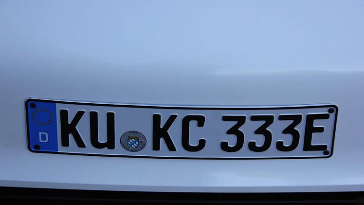 Der Kulmbacher "Bruder" des Kronacher Sparkassen-BMW hat eine Nummer, die auf die Verbindung Kulmbach mit Kronach der Sparkasse hinweist.  Foto: Friedwald Schedel