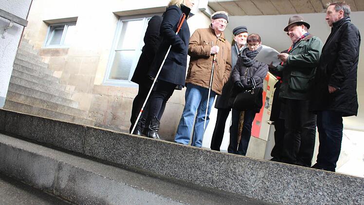 Hier ist Schluss mit Barrierefreiheit. Nach oben und unten geht es nur noch über Treppen. Für Rollstuhlfahrer unüberwindbare Hindernisse. Fotos: Lisa Kieslinger
