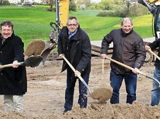 Zum Spatenstich haben sich Werner Röckelein (von links), Jürgen Kehn, Robert Hammerand, Bürgermeister Klaus Faatz, Daniel Kammerer und Georg Schreiber eingefunden.  Foto: Evi Seeger