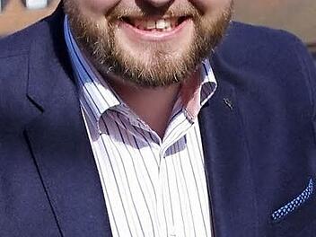 Jonas Geissler steht in der Bezirks-JU an der Spitze und ist zugleich der Sprecher der Kronacher CSU-Stadtratsfraktion. Dabei stammt er aus einer SPD-geprägten Familie. Foto: Marco Meißner