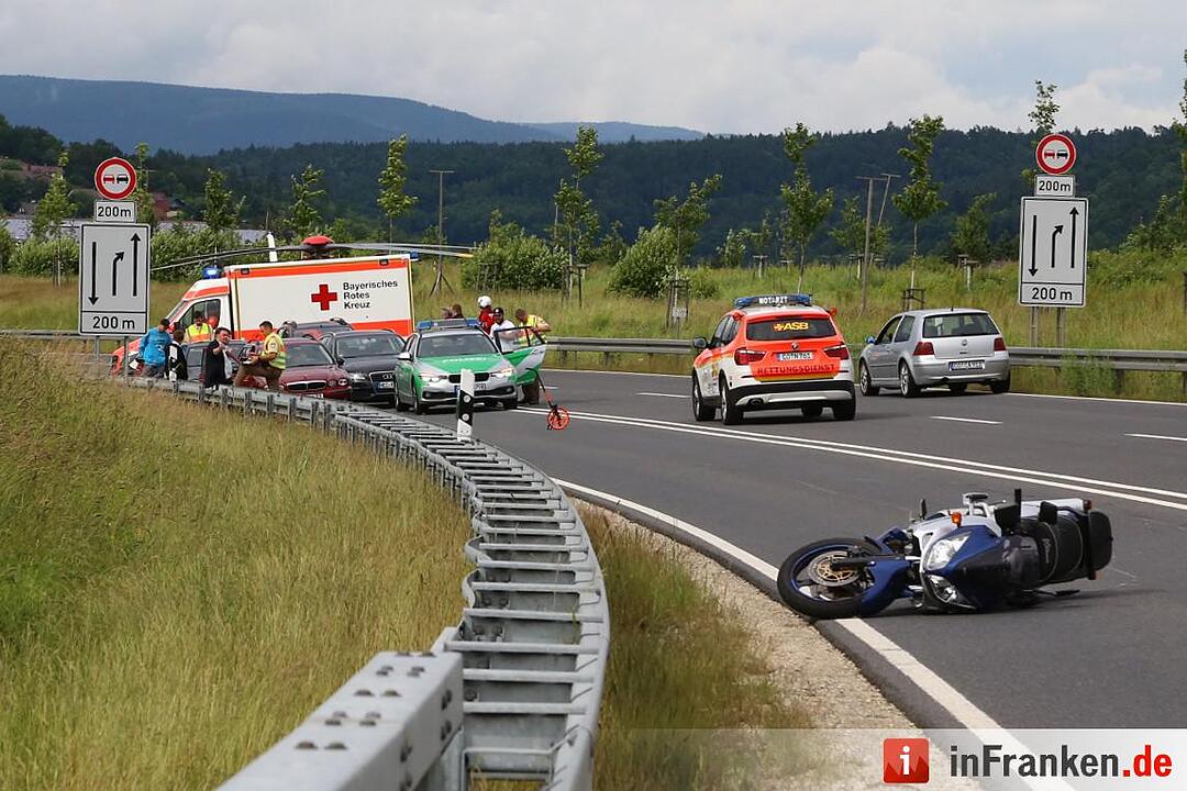 Motorradfahrer bei Sturz auf der B4 lebensgefährlich verletzt