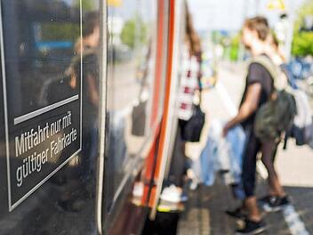 Bitte einsteigen: Mittwochmittag saßen alle Schüler rechtzeitig in ihrem Zug - auch, weil die Schulen schnell reagierten. Foto: Marian Hamacher