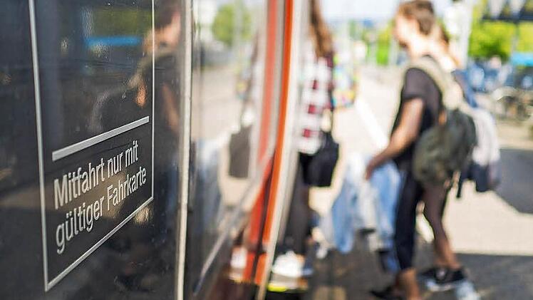 Bitte einsteigen: Mittwochmittag saßen alle Schüler rechtzeitig in ihrem Zug - auch, weil die Schulen schnell reagierten. Foto: Marian Hamacher