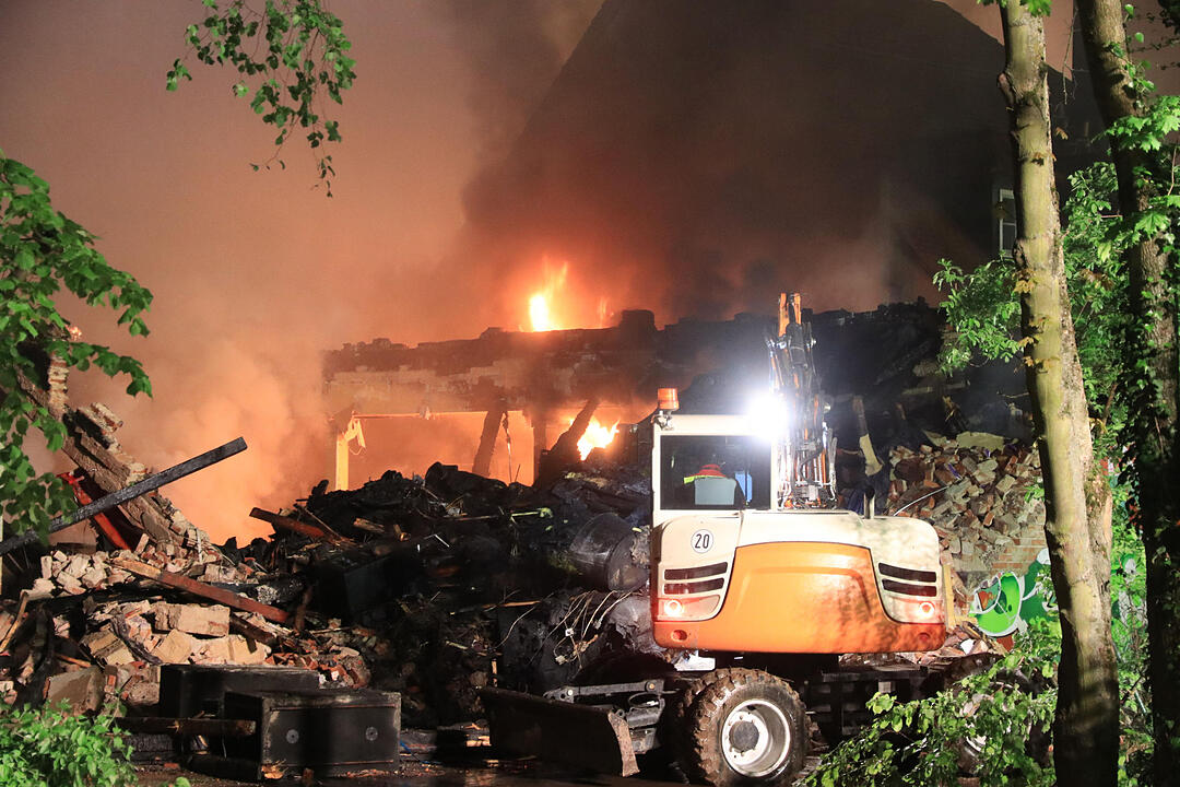 Ein Feuer hat die Diskothek "Rosenau" in Bayreuth völlig zerstört. Acht Menschen wurden verletzt. Der Brand ist unter Kontrolle.