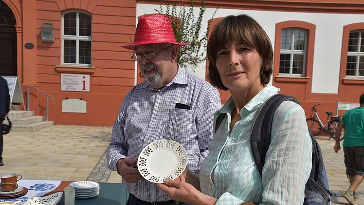 Was "kleines Hübsches" suchte Susanna Felder aus Bad Rodach am Stand von Klaus Breitschwerdt. Foto: Gabi Arnold