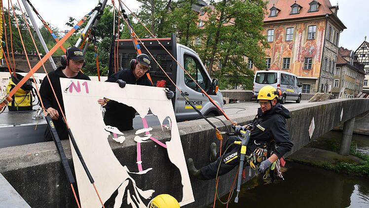 Mit Hilfe von Schablonen bringt K&uuml;nstler Klaus Dauven mehrere Gesichter an der Unteren Br&uuml;cke an. Ronald Rinklef
