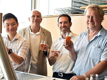 Wohl bekomm's! Doktorand Songvan Ben Huang, Frank Hilbrig, Matthias Hansen (Ireks) und Pflanzenökologe Pedro Gerstberger (von links) verköstigen das neue Bier aus Roggentrespe. Gebraut wurde im Brautechnikum der Universität Bayreuth, das Malz dafür stammte aus Kulmbach.Uni Bayreuth