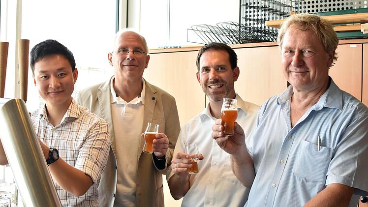 Wohl bekomm's! Doktorand Songvan Ben Huang, Frank Hilbrig, Matthias Hansen (Ireks) und Pflanzenökologe Pedro Gerstberger (von links) verköstigen das neue Bier aus Roggentrespe. Gebraut wurde im Brautechnikum der Universität Bayreuth, das Malz dafür stammte aus Kulmbach.Uni Bayreuth