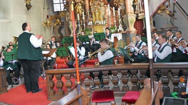 Der Musikverein Glosberg unter Leitung von Jürgen Mark erfreut die Zuhörer mit anspruchsvollem Programm und das Frühlingskonzert geht zugunsten der Orgel in der Wallfahrtskirche "Mariä Geburt"  Foto: K.- H. Hofmann
