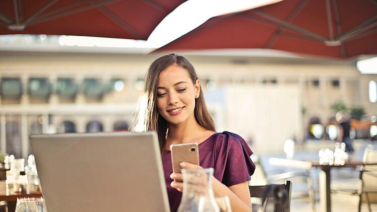 Ob lustig, cool oder nachdenklich - über die Status-Funktion kannst du individuelle Sprüche mit deinen WhatsApp-Kontakten teilen. Symbolfoto: Bruce Mars/pexels.com