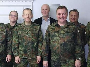 Oberstleutnant d.R. Frank Greif (3.v.r.) und sein Stellvertreter Major d.R. Matthias Walz (3.v.l.) zusammen mit H&ouml;chstadts B&uuml;rgermeister Gerald Brehm (Bildmitte in Zivil) und einigen Angeh&ouml;-rigen des KVK Erlangen-H&ouml;chstadt bei dessen Besuch im H&ouml;chstadter Rathaus. Foto: privat