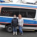 Der Wünschewagen Franken holte Brigitte Irmisch (links) beim Hospiz Martinsberg in Naila ab. Die Einrichtungsleiterin Christine Rothemund (rechts) hatte es möglich gemacht. Foto: privat