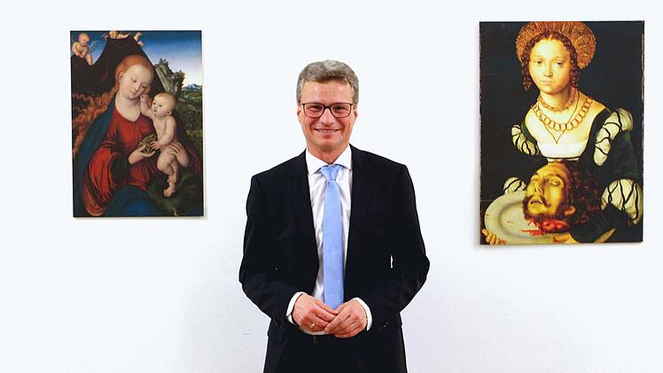 Das Bild zeigt Kunstminister Bernd Sibler mit Repliken der beiden Cranach-Gemälde, die zukünftig auf der Veste in Kronach im Original ausgestellt werden.Bianca Preis/StMWK
