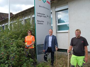 Bürgermeister Johannes Krumm (Mitte) fühlt sich gut in seinem Amt angekommen. Er hofft auf eine Wiederbelebung des Schaeffler-Areals durch andere Betriebe. Bei der Grünpflege im Dorf engagieren sich die neuen Bauhof-Mitarbeiter Jutta Schlereth und Bernhard Beck.  Foto: W. Dünnebier