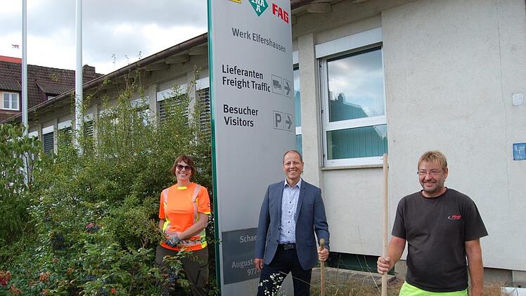 Bürgermeister Johannes Krumm (Mitte) fühlt sich gut in seinem Amt angekommen. Er hofft auf eine Wiederbelebung des Schaeffler-Areals durch andere Betriebe. Bei der Grünpflege im Dorf engagieren sich die neuen Bauhof-Mitarbeiter Jutta Schlereth und Bernhard Beck.  Foto: W. Dünnebier