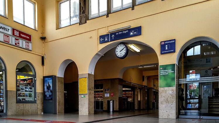 Bahnhof Bamberg: Barrierefrei geht es dank Fahrstühlen zu allen Bahnsteigen; Reisezentrum mit drei Beratungsplätzen, zusätzlich DB-Info-Ecke ohne Ticket-Verkauf; Blumenverkauf, Bücher und Zeitschriften, derzeit kein gastronomisches Angebot (im Umbau), Snack-Automaten an den Bahnsteigen, EC-Geldautomat in der Eingangshalle; WC-Anlage barrierefrei an Gleis 1.Foto: Jochen Berger