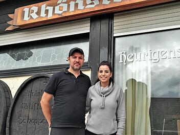 Die Rhönstuben werden italienisch: Die Wirtsleute Savatore Lonetti und Ehefrau Maria vor ihrem künftigen Restaurant "La bella vita". Foto: Sigismund von Dobschütz