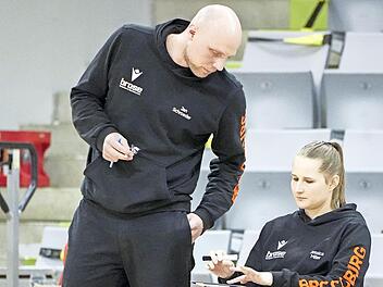 Das Trainergespann Jan Schroeder (links) und Jessica Miller muss vorerst ohne Kapitän Christopher Wolf planen. Dafür können sie ab sofort auf Wolfs Bruder Nicolas zurückgreifen.