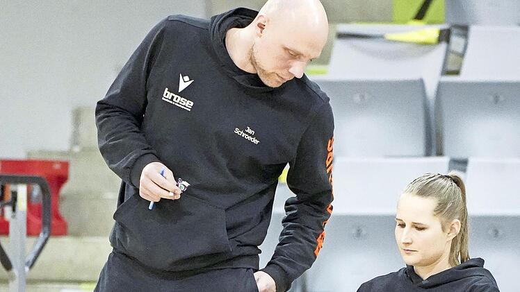 Das Trainergespann Jan Schroeder (links) und Jessica Miller muss vorerst ohne Kapitän Christopher Wolf planen. Dafür können sie ab sofort auf Wolfs Bruder Nicolas zurückgreifen.