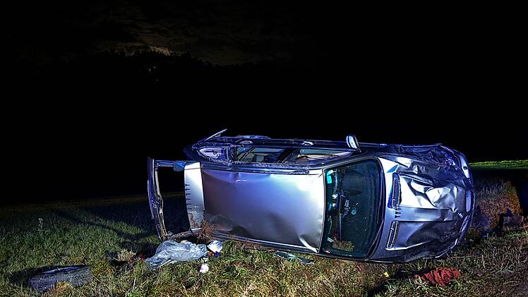 Kreis Ansbach: Auf Landstraße überschlagen - Mann wird aus Auto geschleudert und schwer verletzt