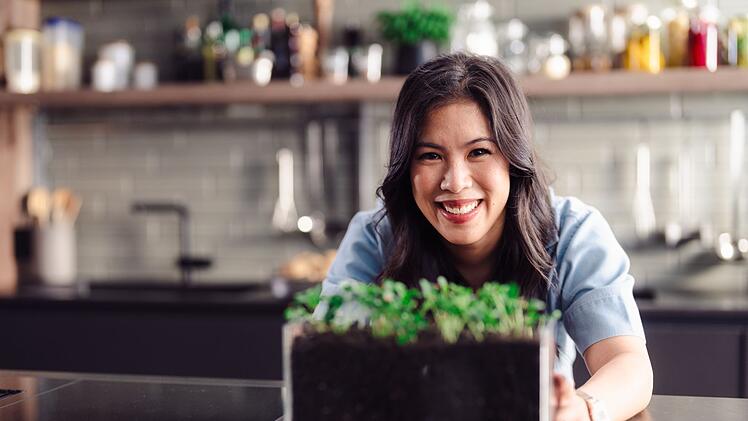 Mai Thi Nguyen-Kim untersucht die chemische Bodenbeschaffenheit.