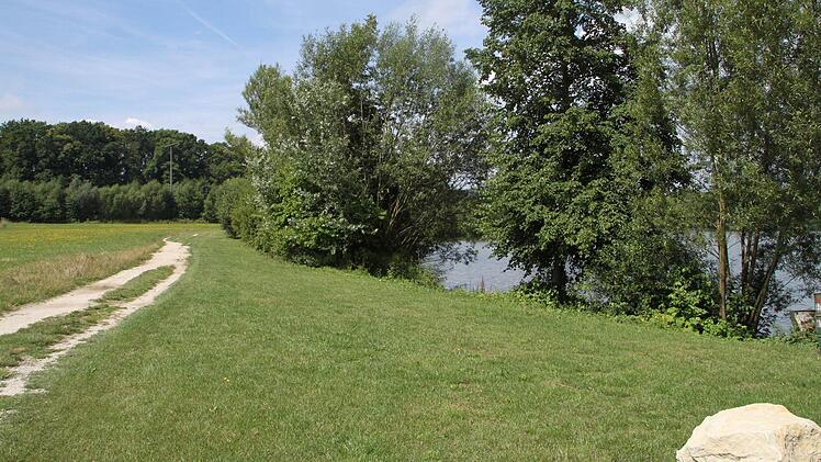 Autos dürfen nicht bis zum See fahren, und das ist gut so. Mit dem Fahrrad kann man aber hier in Richtung Schney radeln.