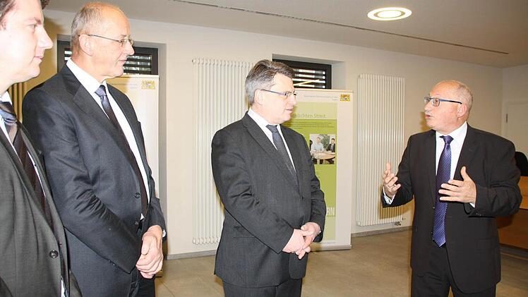 Justizminister Bausback im neuen Gerichtssaal. Foto: Ralf Ruppert