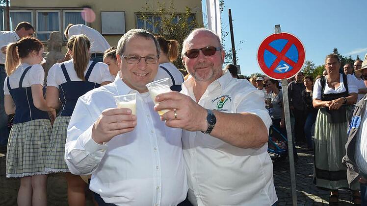 Auch für Pfarrer Christoph Teille und Bürgermeister Egon Herrmann (von links) ist ein kühler Tropfen an diesem sonnigen Tag willkommen. Foto: Karl-Heinz Hofmann