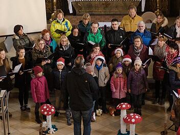 Die Ch&ouml;re "InTakt" und "Simsalasing" machten neugierig auf ihr Weihnachtskonzert und stimmten musikalisch auf die Adventszeit ein.
