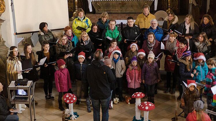 Die Ch&ouml;re "InTakt" und "Simsalasing" machten neugierig auf ihr Weihnachtskonzert und stimmten musikalisch auf die Adventszeit ein.