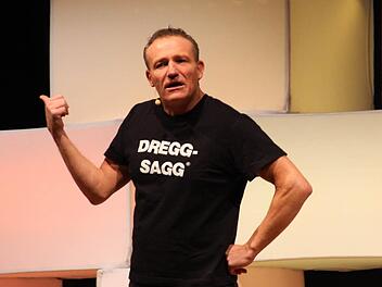 Michl Müller blickte in der Aischtalhalle auf das Jahr 2016 zurück. Foto: Andreas Dorsch