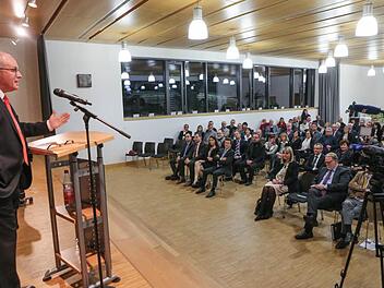 Volker Kauder spricht im Saal von St. Augustin. Foto: Barbara Herbst