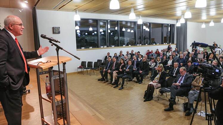 Volker Kauder spricht im Saal von St. Augustin. Foto: Barbara Herbst