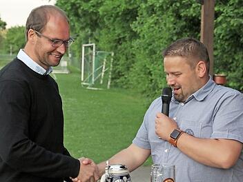 Der Vorsitzende der Sportfreunde, Dominik Präger (rechts), verabschiedete Markus Henneberger, der sieben Jahre erfolgreich bei den Sportfreunden als Trainer wirkte.  Fotos: Helmut Will