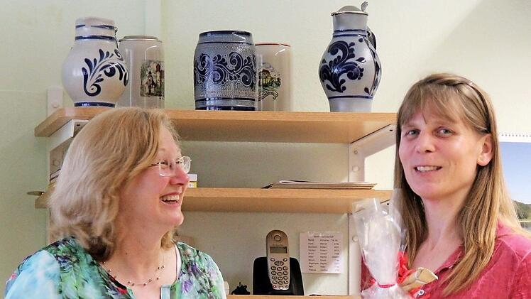 Sabine Köhler-Huter (links) , Vorsitzende des VdK Adelsdorf, dankte der Referentin Renate Fischer mit einem Präsent. Foto: Johanna Blum