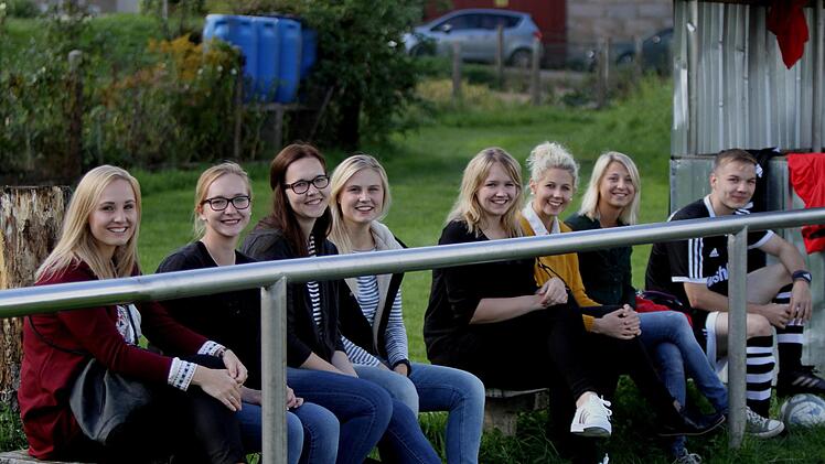 Diese jungen Damen,  entweder Spielerfreundinnen oder selbst Aktive in der Roßstadter Damenmannschaft, verfolgten die Partie aufmerksam  miteinander.