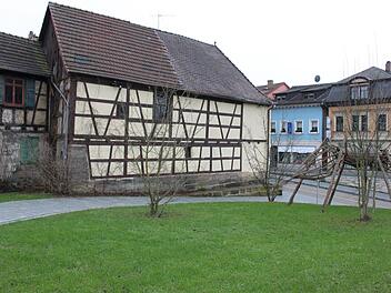 Fünf Wohnungen sollen in dem Gebäude Coburger Straße 20 entstehen. Unser Bild zeigt die Rückseite, vom Bgm.-Dr.-Hauptmann-Ring aus gesehen. An der Schnittstelle der beiden Baukörper (mit Fachwerk) ist der künftige Eingang vorgesehen. Popp