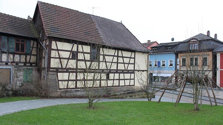 Fünf Wohnungen sollen in dem Gebäude Coburger Straße 20 entstehen. Unser Bild zeigt die Rückseite, vom Bgm.-Dr.-Hauptmann-Ring aus gesehen. An der Schnittstelle der beiden Baukörper (mit Fachwerk) ist der künftige Eingang vorgesehen. Popp
