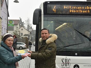 Senioren, die in der Gemeinde Ahorn ihren Führerschein dauerhaft abgeben, dürfen für ein halbes Jahr kostenlos den öffentlichen Nahverkehr nutzen. Ingeborg Mehmert ist die erste, die ihren Führerschein an Bürgermeister Martin Finzel aushändigte. Foto: Gabi Arnold