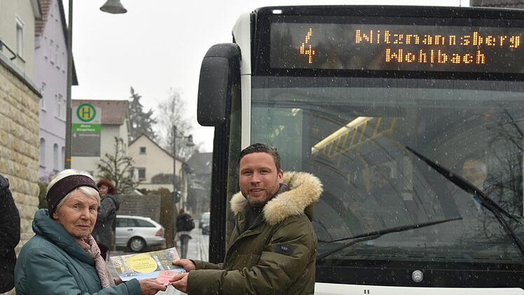 Senioren, die in der Gemeinde Ahorn ihren Führerschein dauerhaft abgeben, dürfen für ein halbes Jahr kostenlos den öffentlichen Nahverkehr nutzen. Ingeborg Mehmert ist die erste, die ihren Führerschein an Bürgermeister Martin Finzel aushändigte. Foto: Gabi Arnold