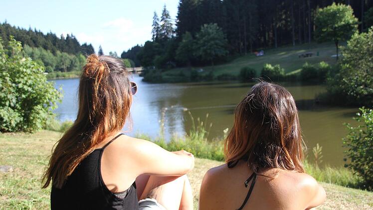 Lisa (links) und Daniela lassen den Blick über den See schweifen. Foto: Andreas Schmitt
