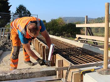 Polier Stefan Hegmann legt zum Abschluss der Bauarbeiten an der Wernarzer Brücke noch einmal Hand an.  Foto: Julia Raab