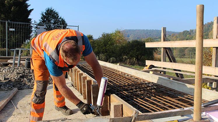 Polier Stefan Hegmann legt zum Abschluss der Bauarbeiten an der Wernarzer Brücke noch einmal Hand an.  Foto: Julia Raab